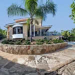 Exceptional Large Villa, Free Heated Pool 1 Nov - 15 Jan, Privacy,prime Location بييا