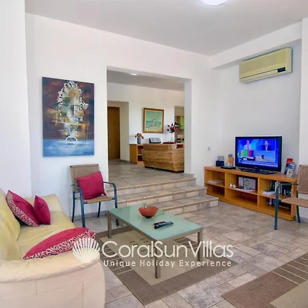 Exceptional Large Villa, Free Heated Pool 1 Nov - 15 Jan, Privacy,prime Location פאהיה