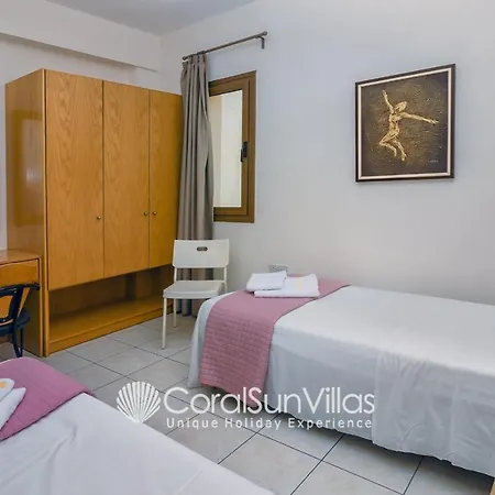 Exceptional Large Villa, Free Heated Pool 1 Nov - 15 Jan, Privacy,prime Location וילה *