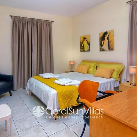 וילה Exceptional Large Villa, Free Heated Pool 1 Nov - 15 Jan, Privacy,prime Location