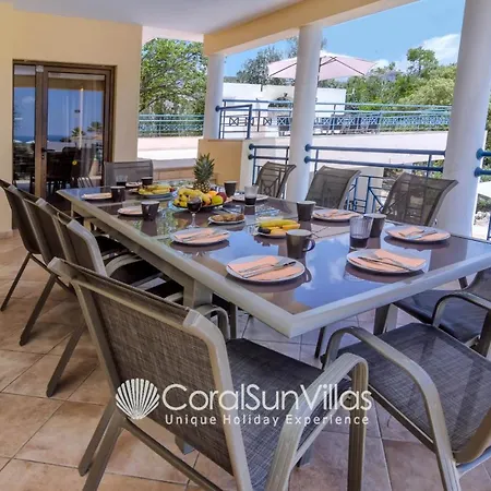 וילה Exceptional Large Villa, Free Heated Pool 1 Nov - 15 Jan, Privacy,prime Location