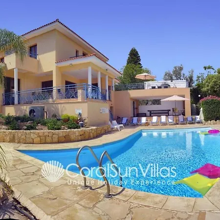 Exceptional Large Villa, Free Heated Pool 1 Nov - 15 Jan, Privacy,Prime Location 别墅 *
