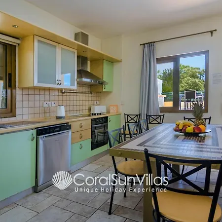 Exceptional Large Villa, Free Heated Pool 1 Nov - 15 Jan, Privacy,prime Location * Πέγεια