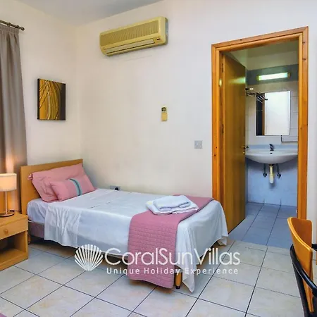 Exceptional Large Villa, Free Heated Pool 1 Nov - 15 Jan, Privacy,prime Location