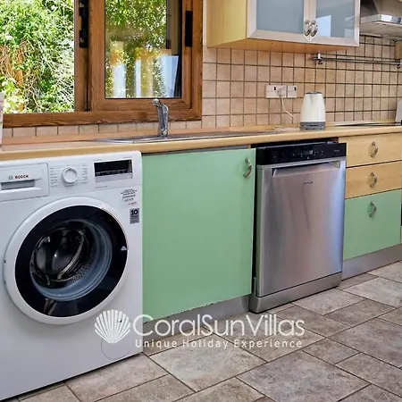 Exceptional Large Villa, Free Heated Pool 1 Nov - 15 Jan, Privacy,prime Location *