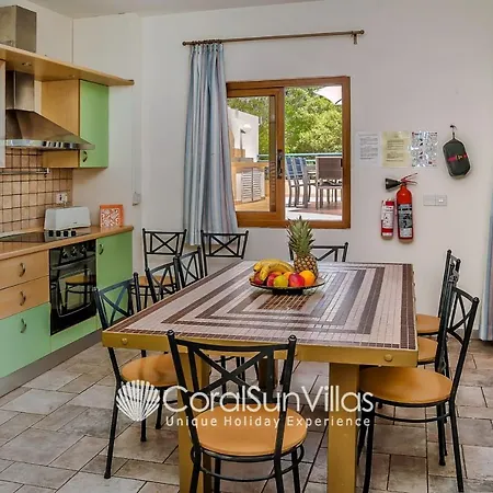 Exceptional Large Villa, Free Heated Pool 1 Nov - 15 Jan, Privacy,prime Location