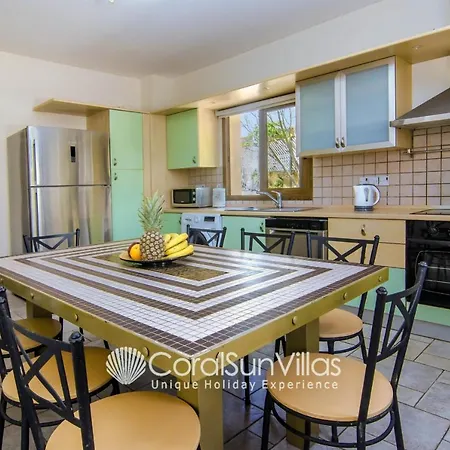 Exceptional Large Villa, Free Heated Pool 1 Nov - 15 Jan, Privacy,prime Location *