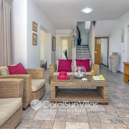 Exceptional Large Villa, Free Heated Pool 1 Nov - 15 Jan, Privacy,prime Location * Πέγεια