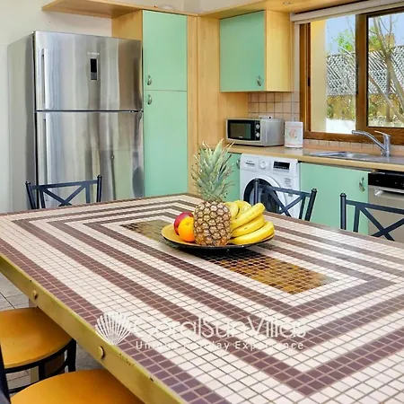 Exceptional Large Villa, Free Heated Pool 1 Nov - 15 Jan, Privacy,prime Location * Peyia