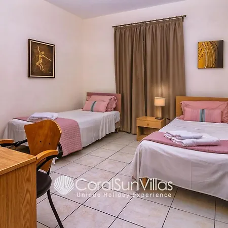 Exceptional Large Villa, Free Heated Pool 1 Nov - 15 Jan, Privacy,prime Location