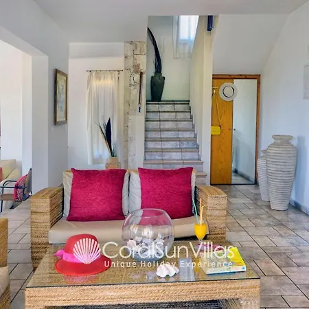 Exceptional Large Villa, Free Heated Pool 1 Nov - 15 Jan, Privacy,prime Location