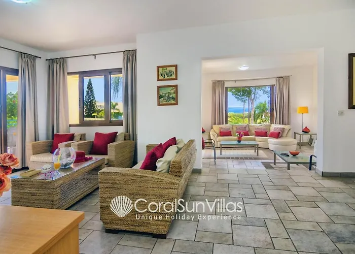 Exceptional Large Villa, Free Heated Pool 1 Nov - 15 Jan, Privacy,prime Location Peyia