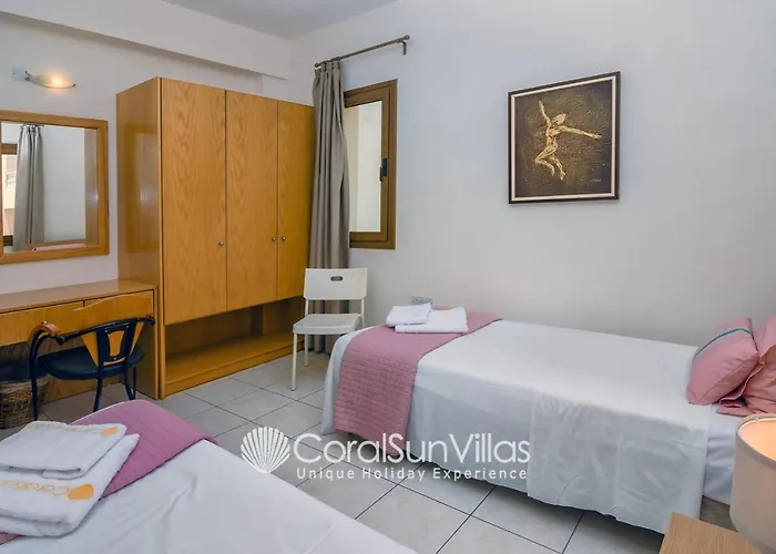 Exceptional Large Villa, Free Heated Pool 1 Nov - 15 Jan, Privacy,prime Location Villa *