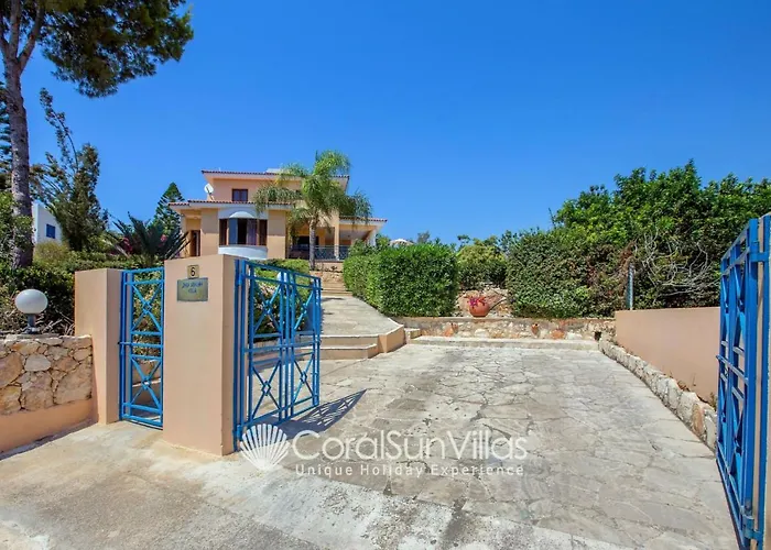 Exceptional Large Villa, Free Heated Pool 1 Nov - 15 Jan, Privacy,prime Location Peyia