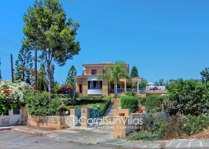 Exceptional Large Villa, Free Heated Pool 1 Nov - 15 Jan, Privacy,prime Location Villa