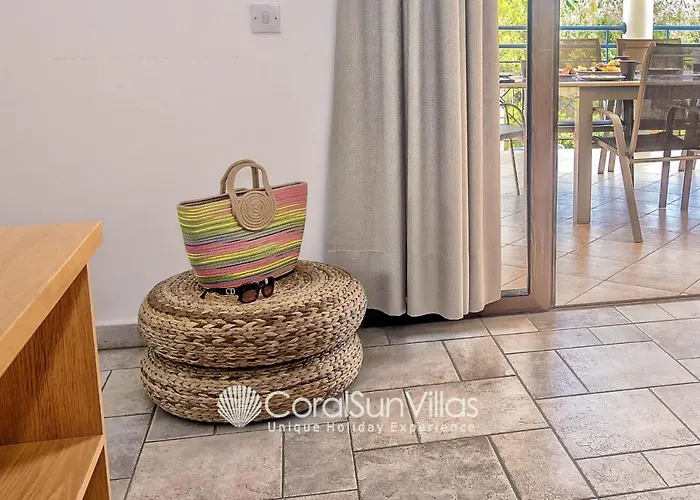 Exceptional Large Villa, Free Heated Pool 1 Nov - 15 Jan, Privacy,prime Location *