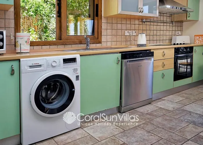 Exceptional Large Villa, Free Heated Pool 1 Nov - 15 Jan, Privacy,prime Location *