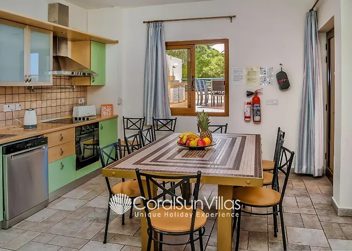 Exceptional Large Villa, Free Heated Pool 1 Nov - 15 Jan, Privacy,prime Location