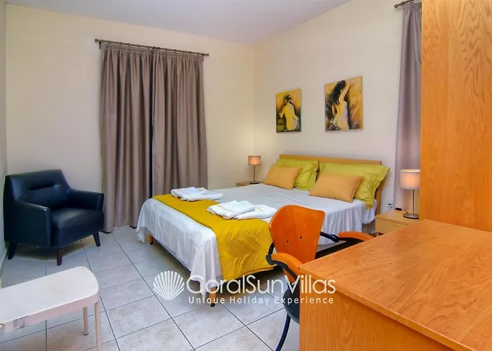 Villa Exceptional Large Villa, Free Heated Pool 1 Nov - 15 Jan, Privacy,prime Location