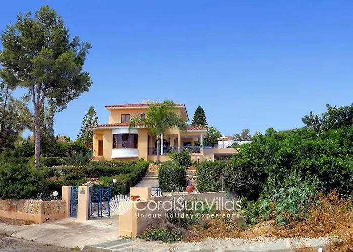 Exceptional Large Villa, Free Heated Pool 1 Nov - 15 Jan, Privacy,prime Location * Peyia