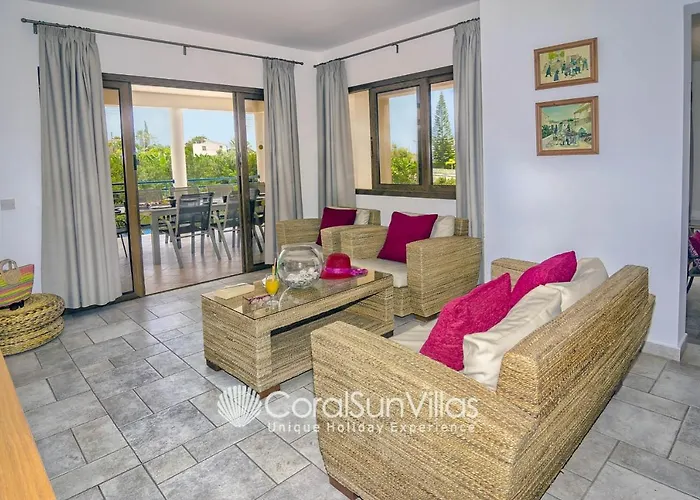 Exceptional Large Villa, Free Heated Pool 1 Nov - 15 Jan, Privacy,prime Location Villa *