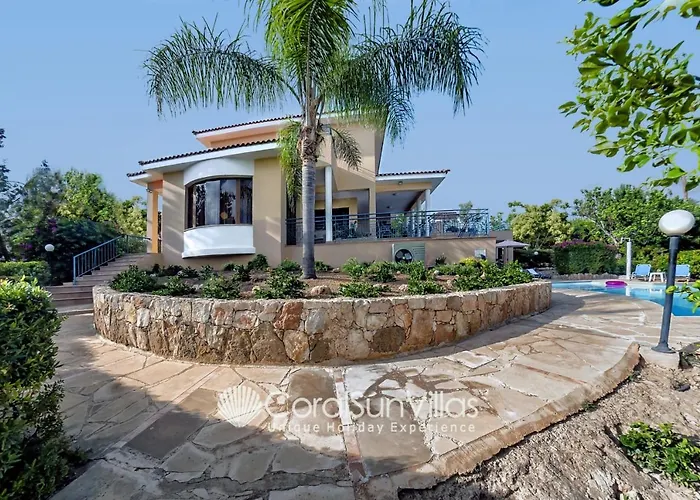 Exceptional Large Villa, Free Heated Pool 1 Nov - 15 Jan, Privacy,prime Location Peyia