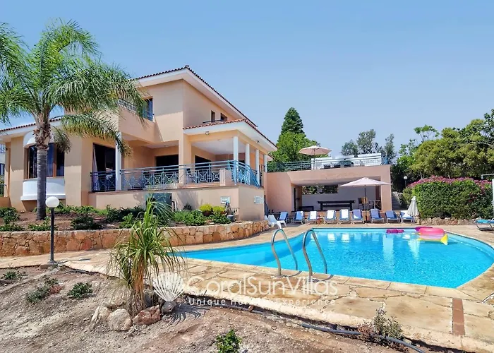 Exceptional Large Villa, Free Heated Pool 1 Nov - 15 Jan, Privacy,prime Location Peyia
