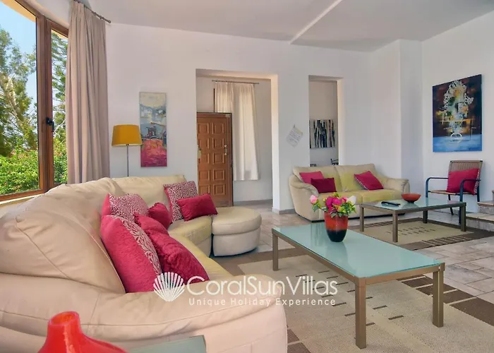 Exceptional Large Villa, Free Heated Pool 1 Nov - 15 Jan, Privacy,prime Location * Peyia