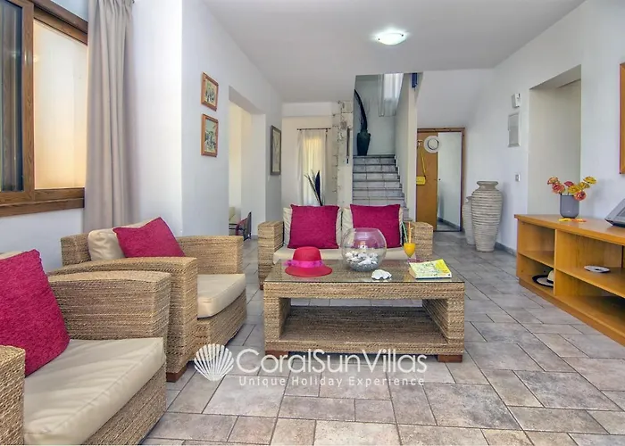 Exceptional Large Villa, Free Heated Pool 1 Nov - 15 Jan, Privacy,prime Location * Peyia