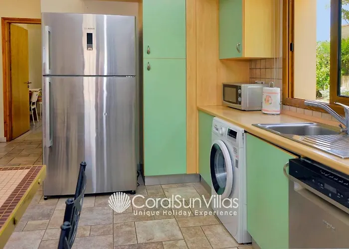 Exceptional Large Villa, Free Heated Pool 1 Nov - 15 Jan, Privacy,prime Location * Peyia