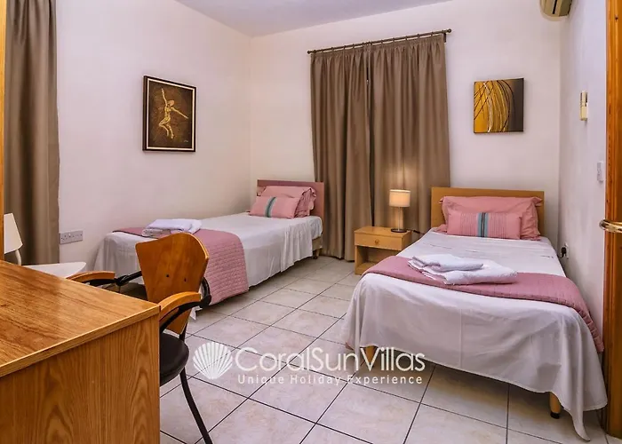 Exceptional Large Villa, Free Heated Pool 1 Nov - 15 Jan, Privacy,prime Location