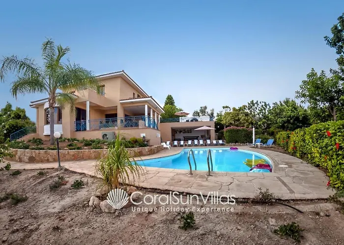 Exceptional Large Villa, Free Heated Pool 1 Nov - 15 Jan, Privacy,prime Location * Peyia