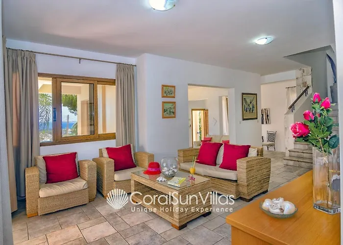 Exceptional Large Villa, Free Heated Pool 1 Nov - 15 Jan, Privacy,prime Location